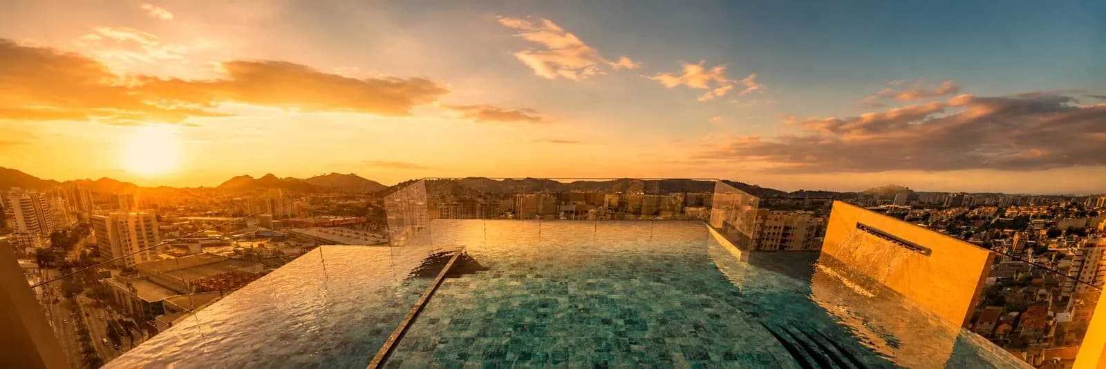 Piscina no rooftop do CTV Linea