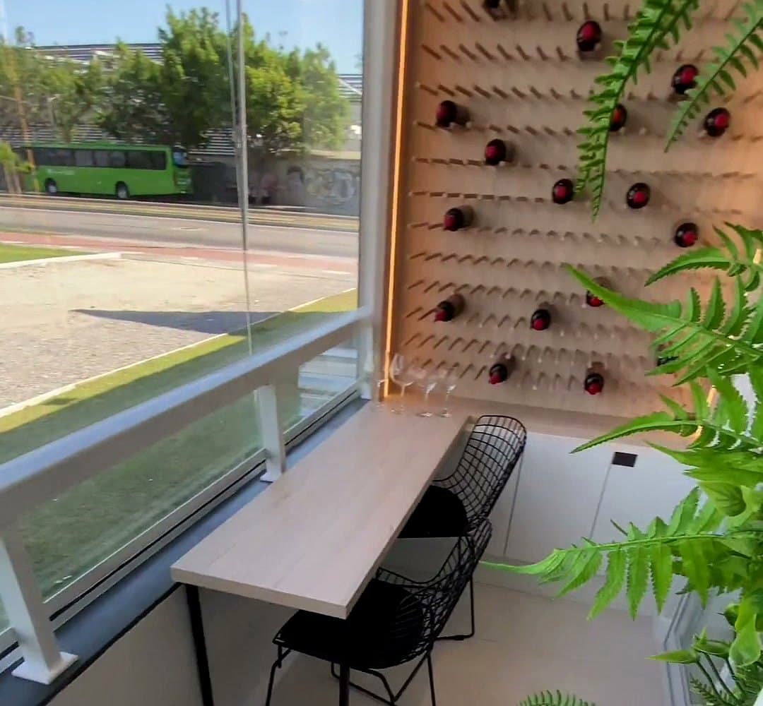 Varanda gourmet do decorado, com mesa e adega
